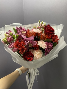 Сборный букет с нутаном и орхидеями