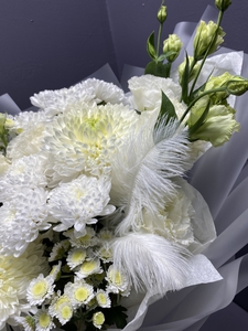 Букет с хризантемой и эустомой