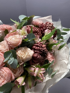 Букет с хризантемами и кустовыми розами