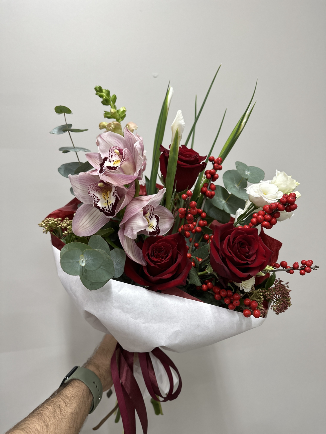 Букет с орхидеей и белыми ирисами