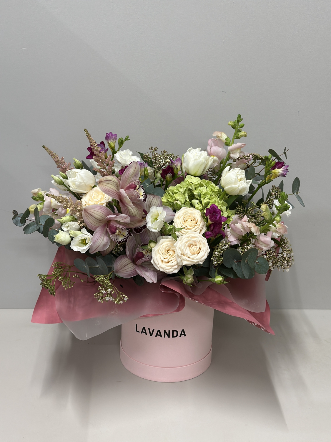 Весенняя коробочка с тюльпанами, орхидеями и гортензией