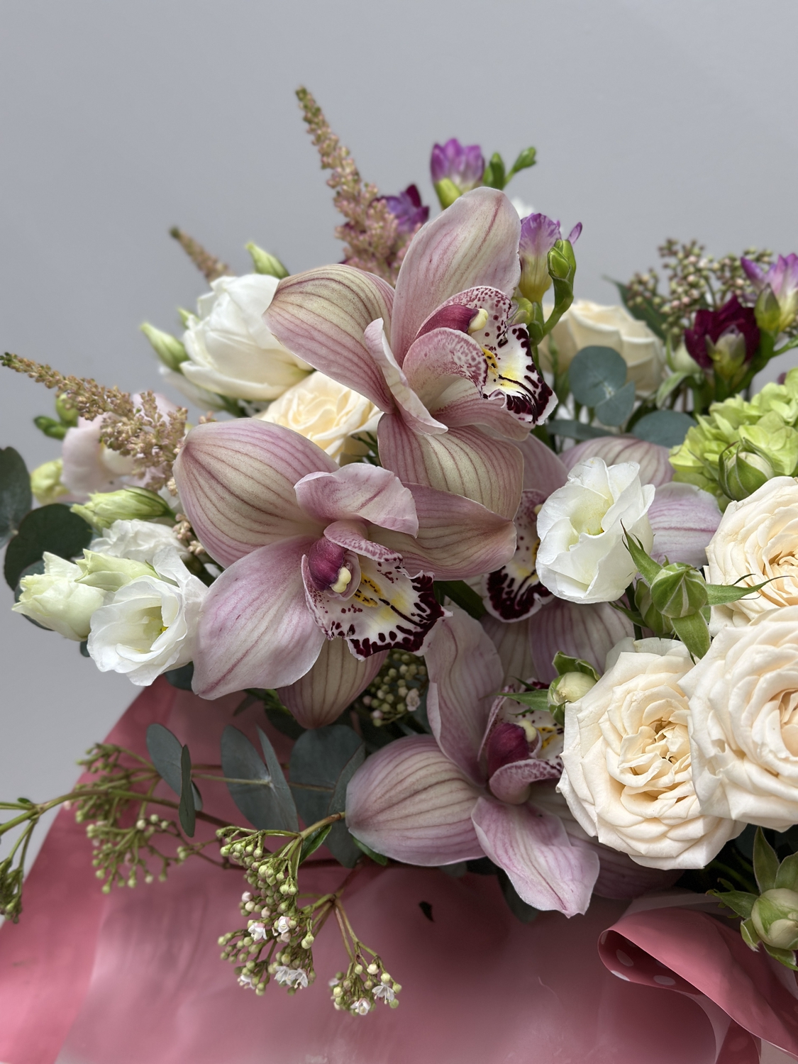 Весенняя коробочка с тюльпанами, орхидеями и гортензией