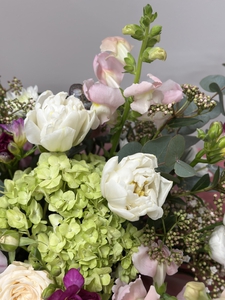 Весенняя коробочка с тюльпанами, орхидеями и гортензией