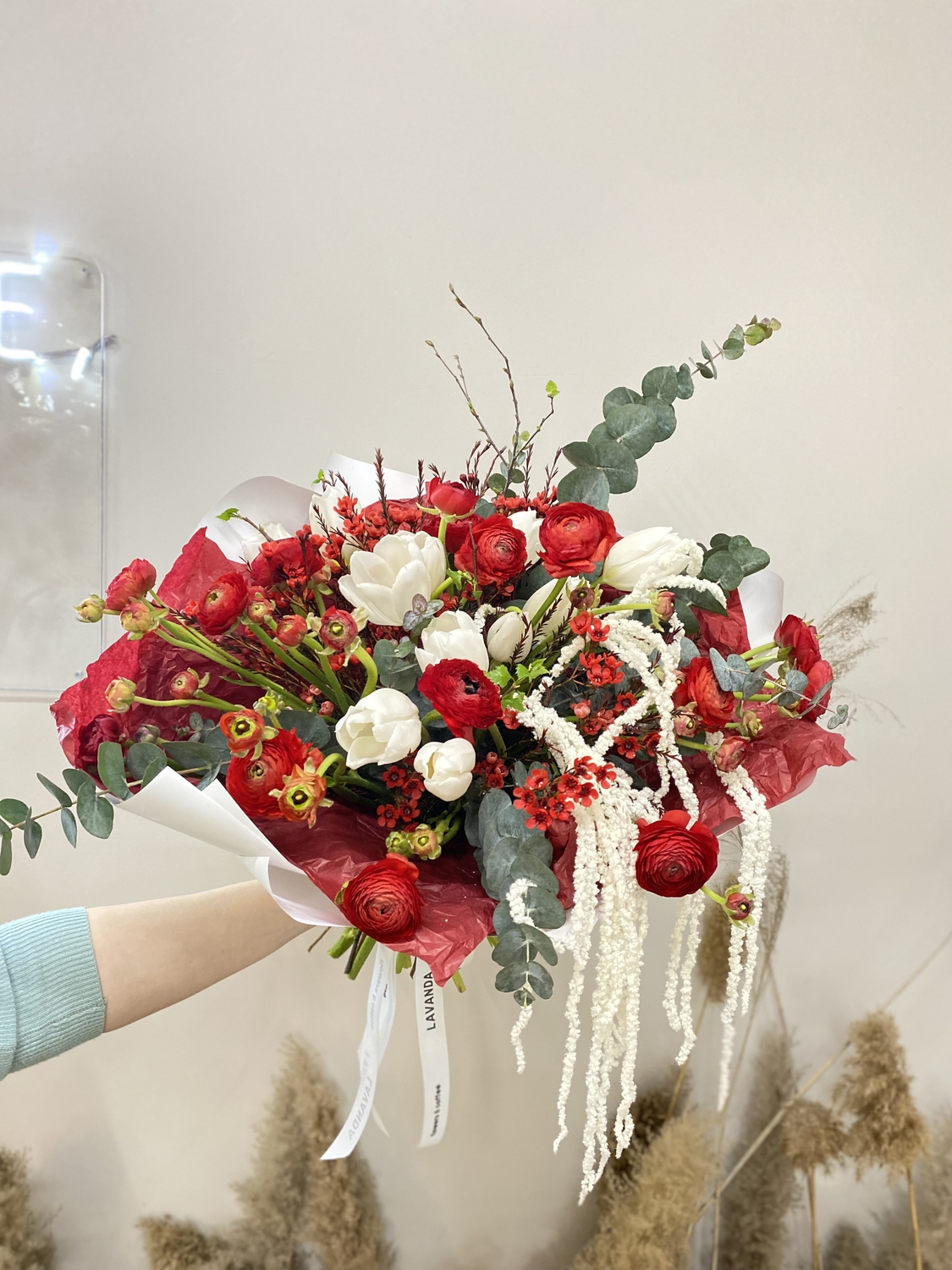 Букет с Ранункулюсами и тюльпанами