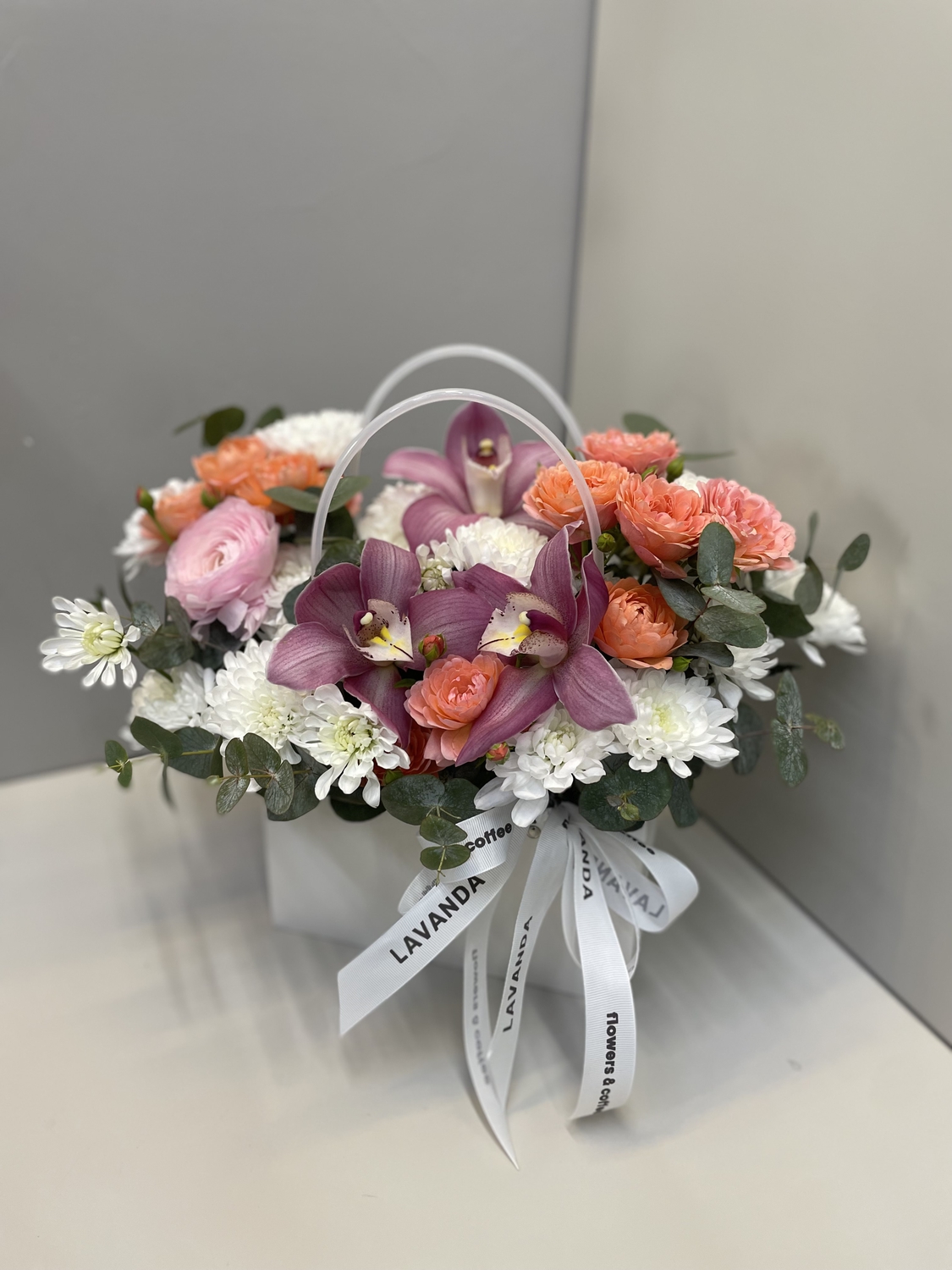 Плайм с рыжей кустовой розой