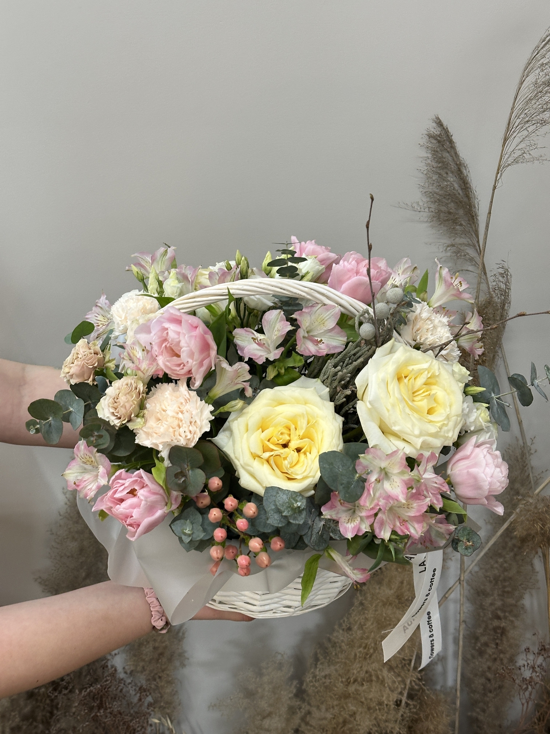 Композиция в корзине с тюльпанами