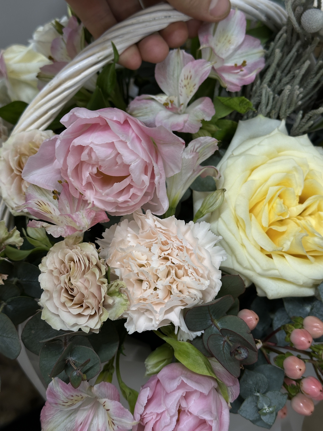 Композиция в корзине с тюльпанами