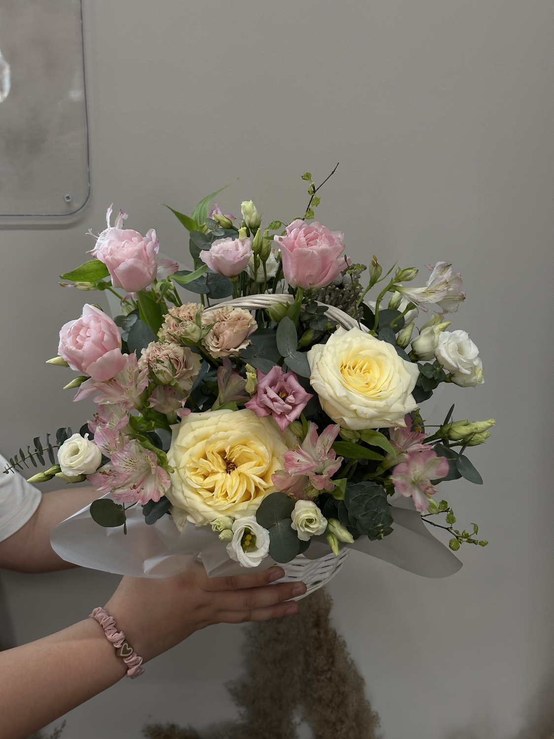 Корзина с пионовидными розами и тюльпанами