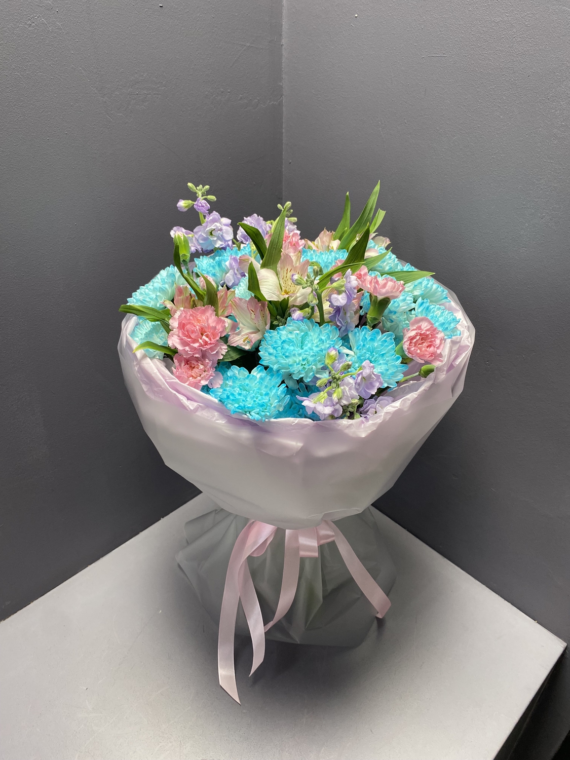 Сборный букет с голубой хризантемой