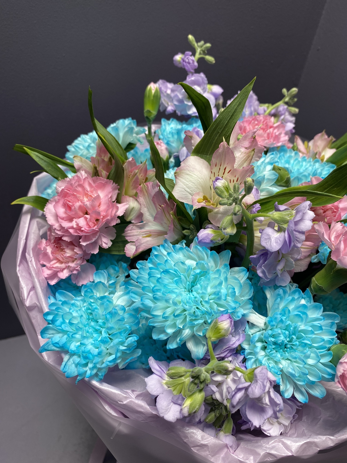 Сборный букет с голубой хризантемой