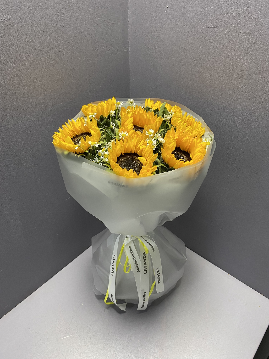 Букет с подсолнухами и ромашками