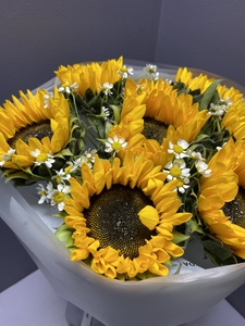 Букет с подсолнухами и ромашками