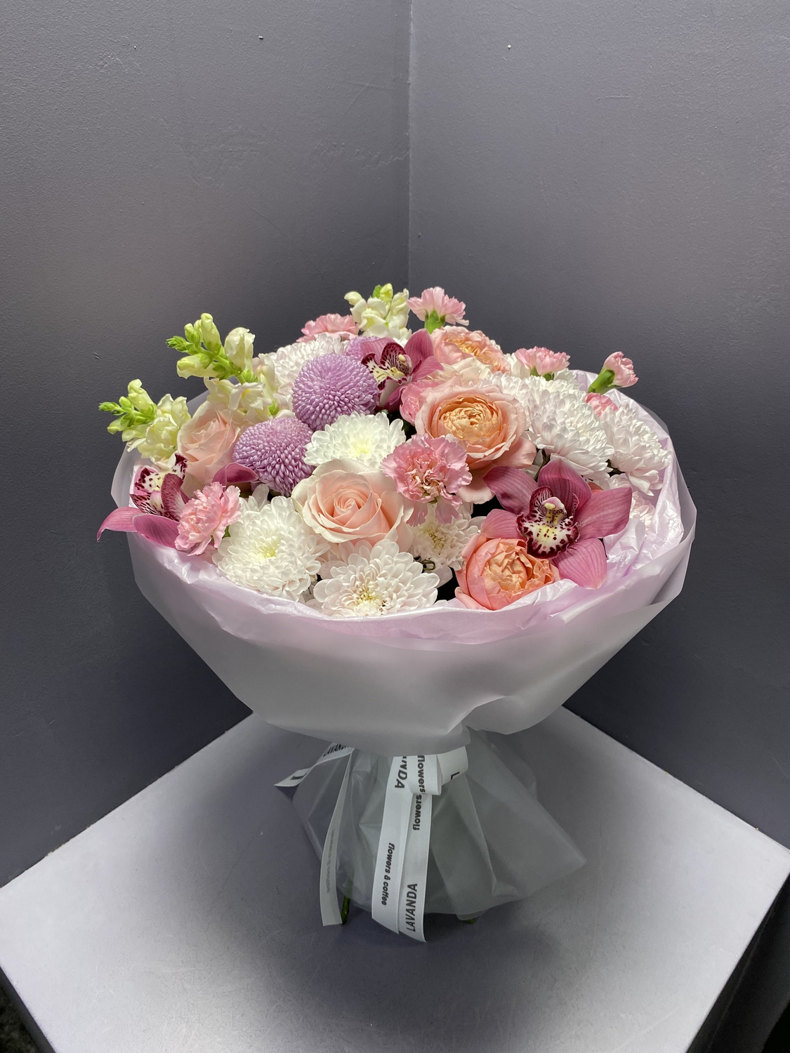 Букет с орхидеями и розами