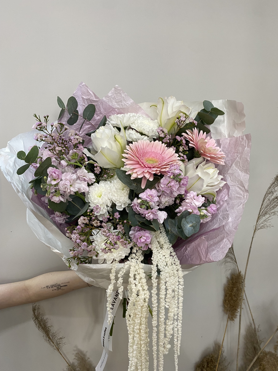 Букет с матиоллой и пионовидной лилией