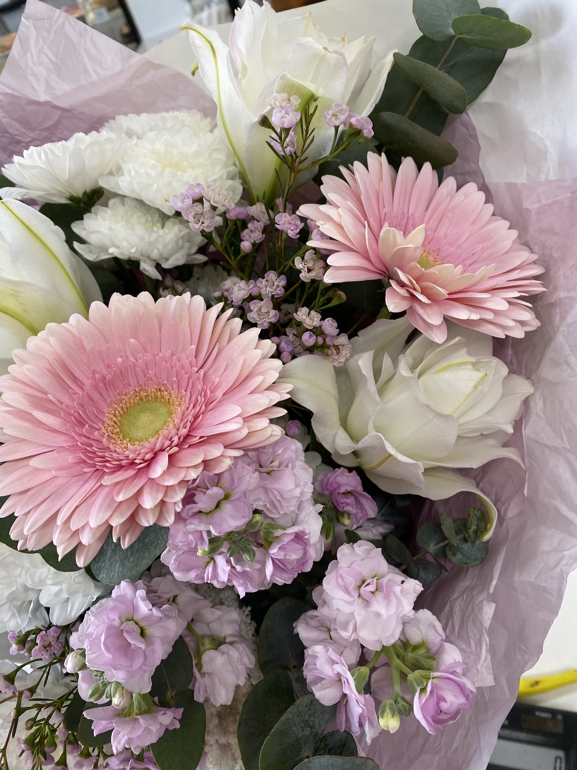 Букет с матиоллой и пионовидной лилией