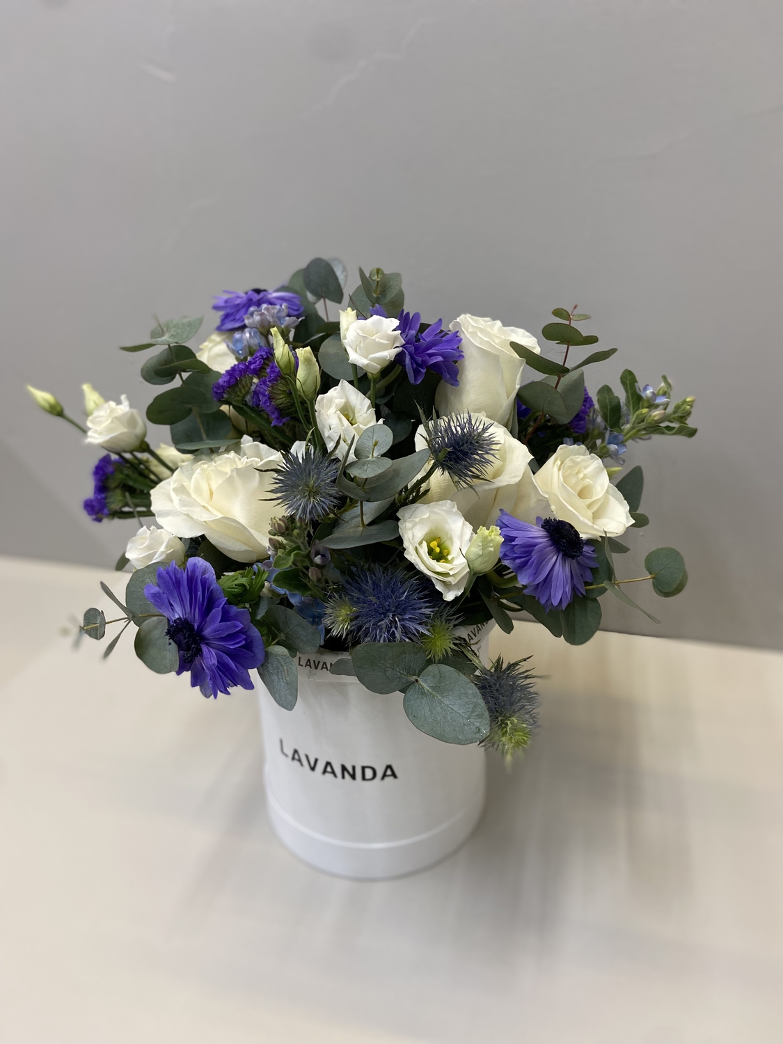 Коробка с анемонами