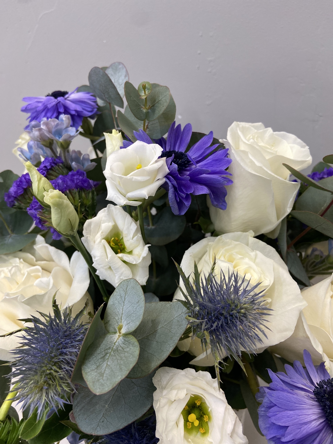 Коробка с анемонами