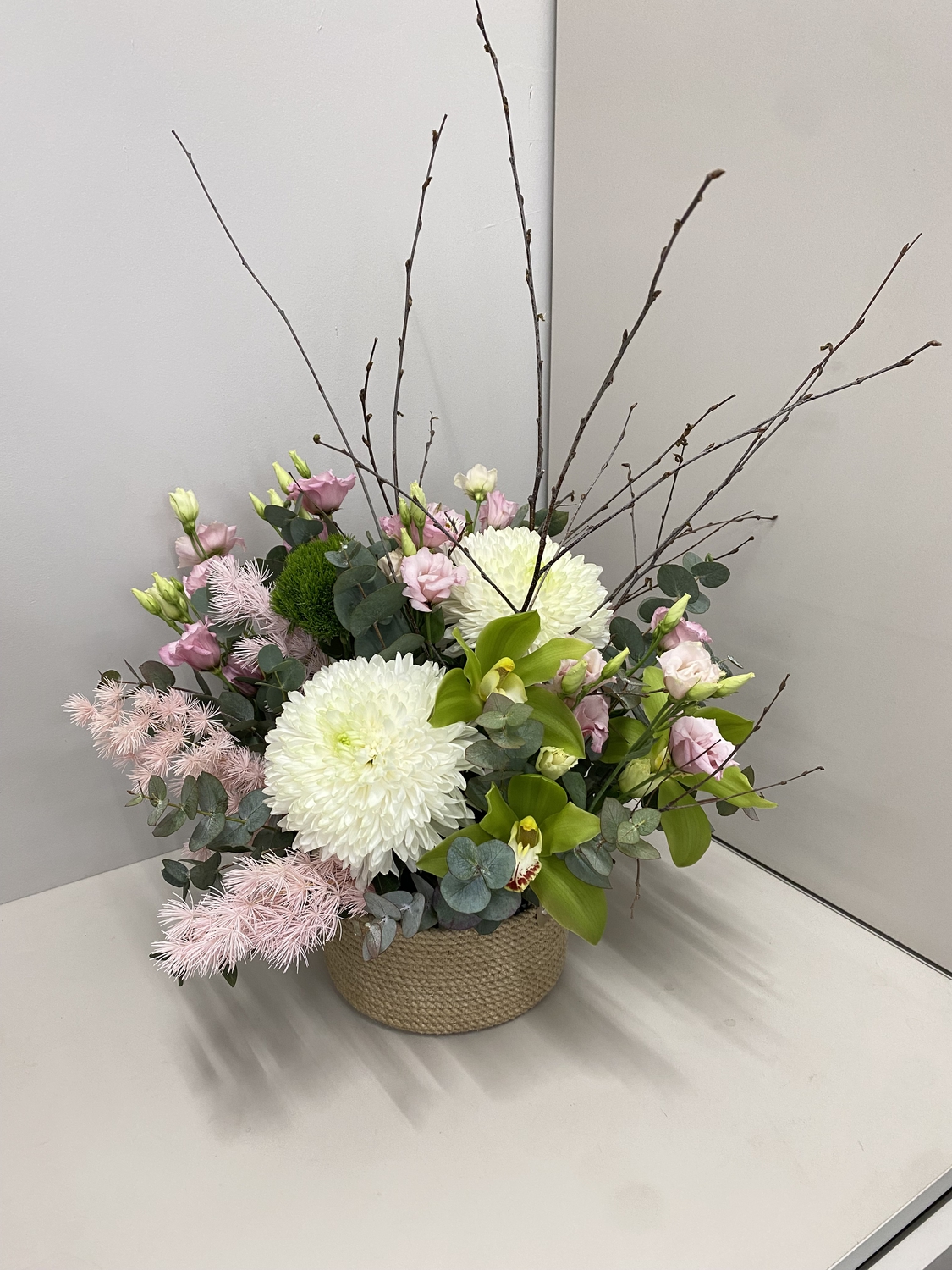 Композиция в плетеном кашпо