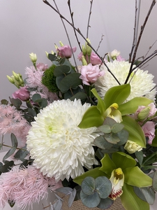 Композиция в плетеном кашпо