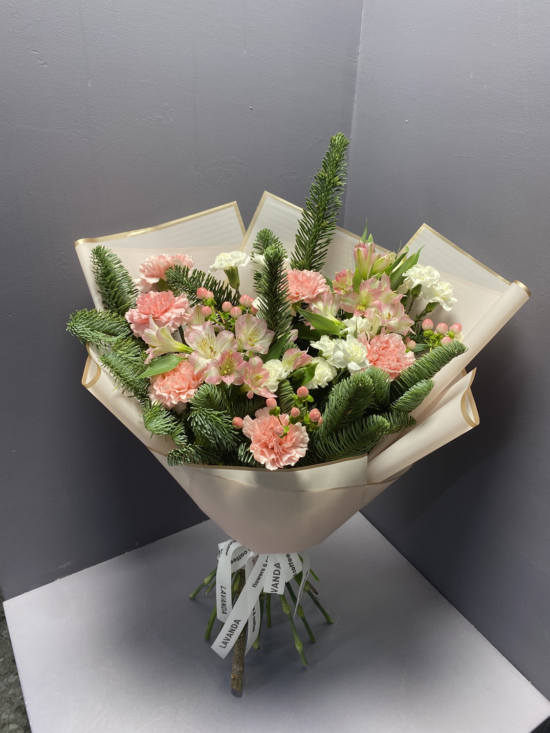 Букет с нобилисом и розовыми цветами