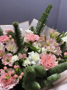 Букет с нобилисом и розовыми цветами