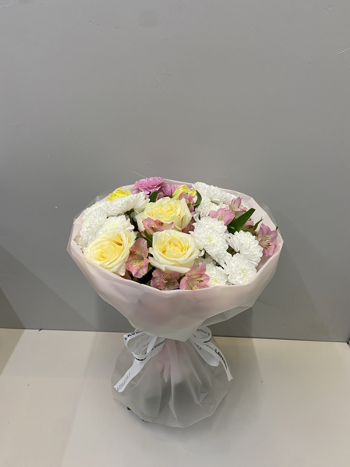 Букет с пионовидными розами и тюльпанами