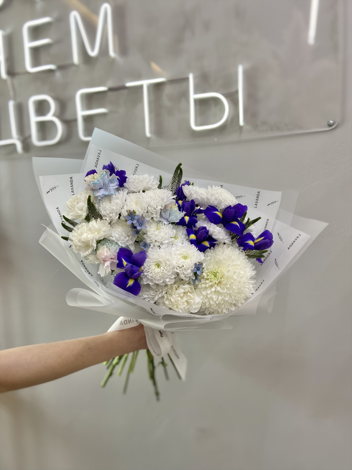 Букет с ирисами и хризантемой