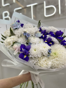 Букет с ирисами и хризантемой