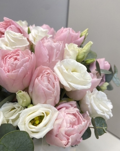 Композиция с пионовидными тюлпанами