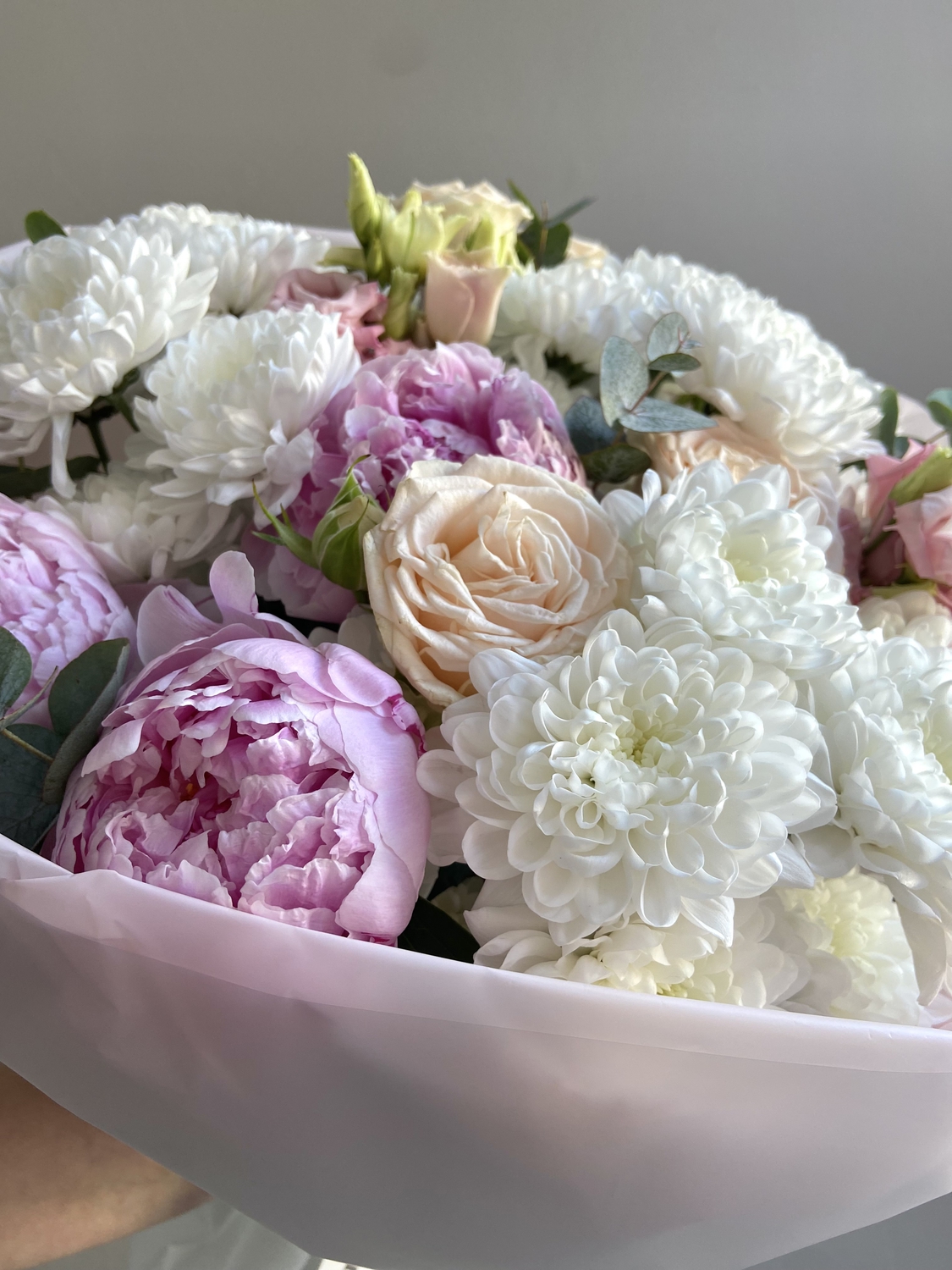 Букет с пионами и пионовидной розой