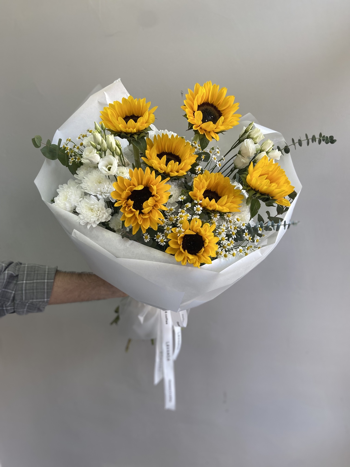 Букет с яркими подсолнухами