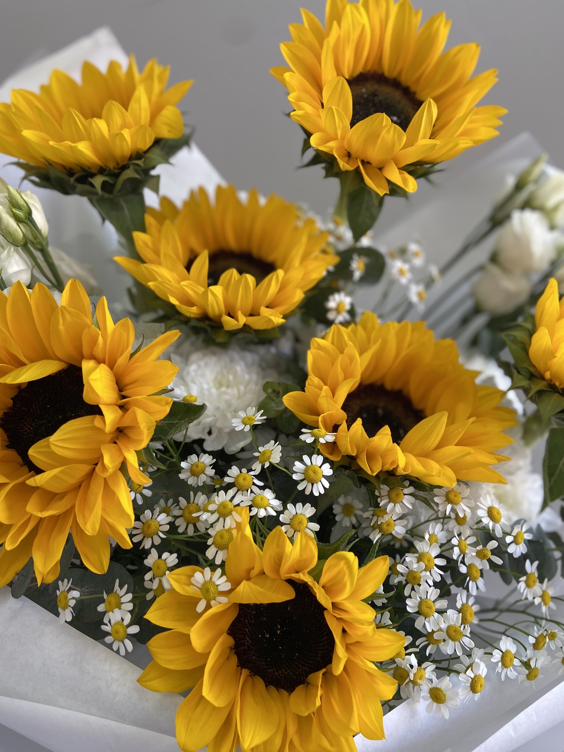 Букет с яркими подсолнухами