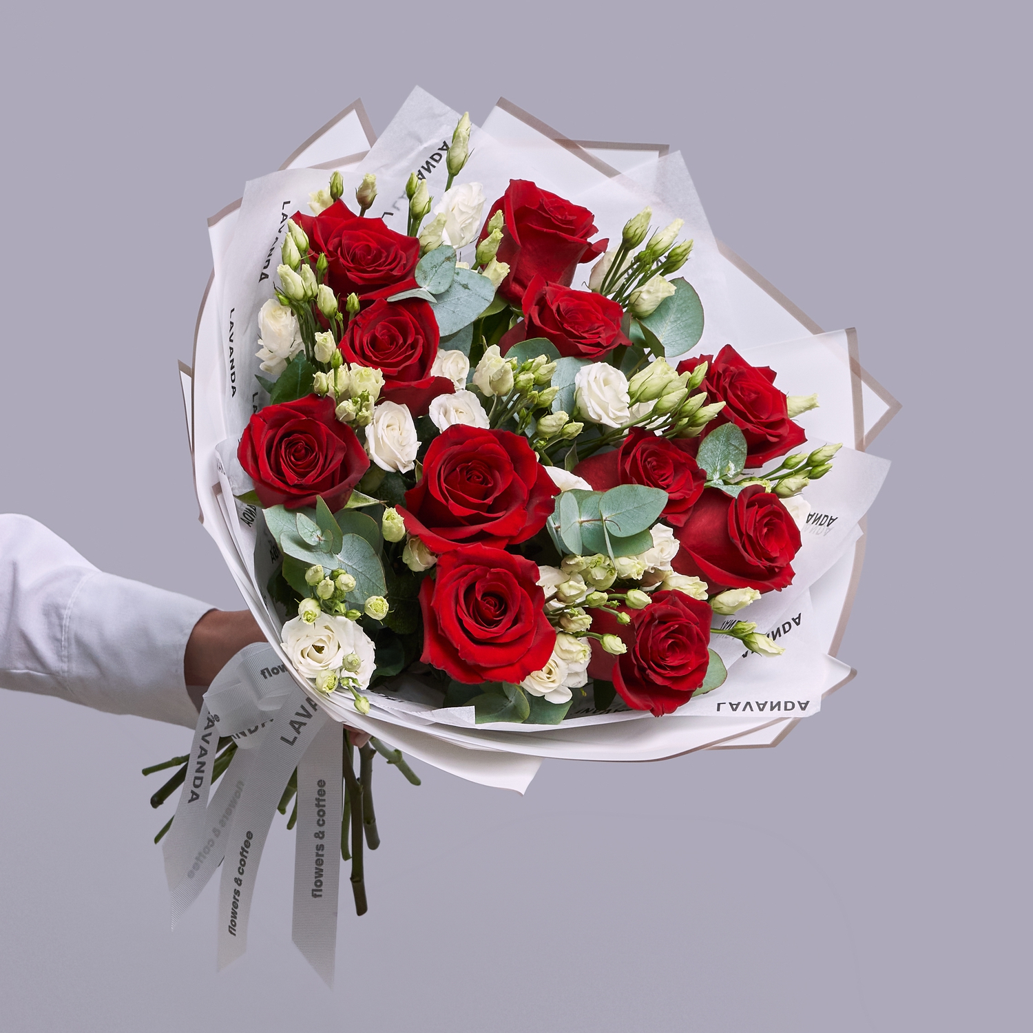 Букет красных роз с белоснежными лизиантусами