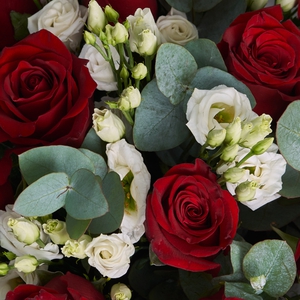 Букет красных роз с белоснежными лизиантусами