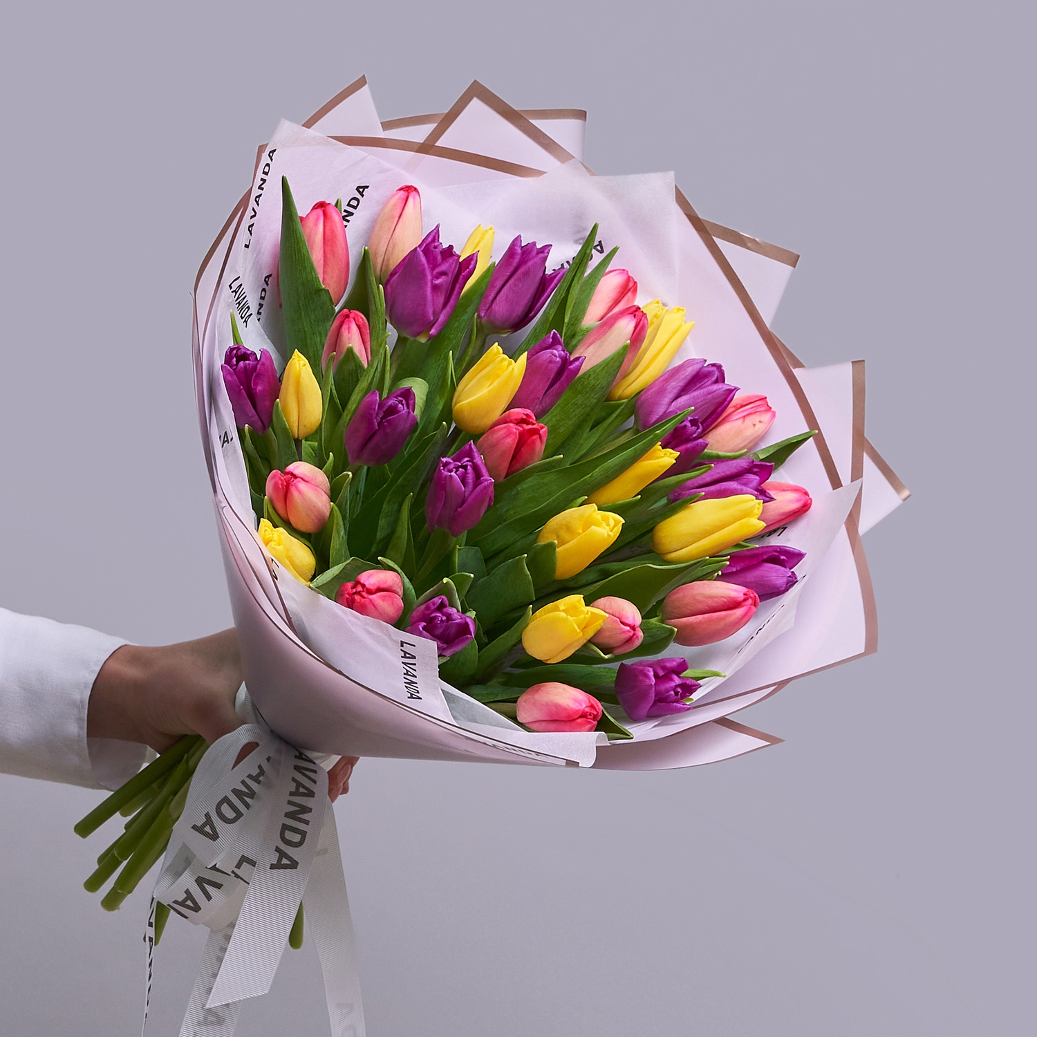 35 ярких тюльпанов в стильной упаковке