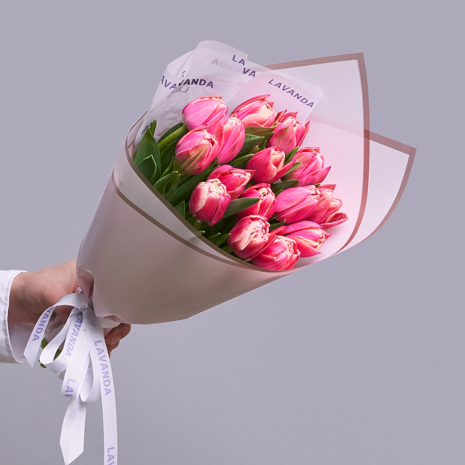 Букет ярко-розовых пионовидных тюльпанов