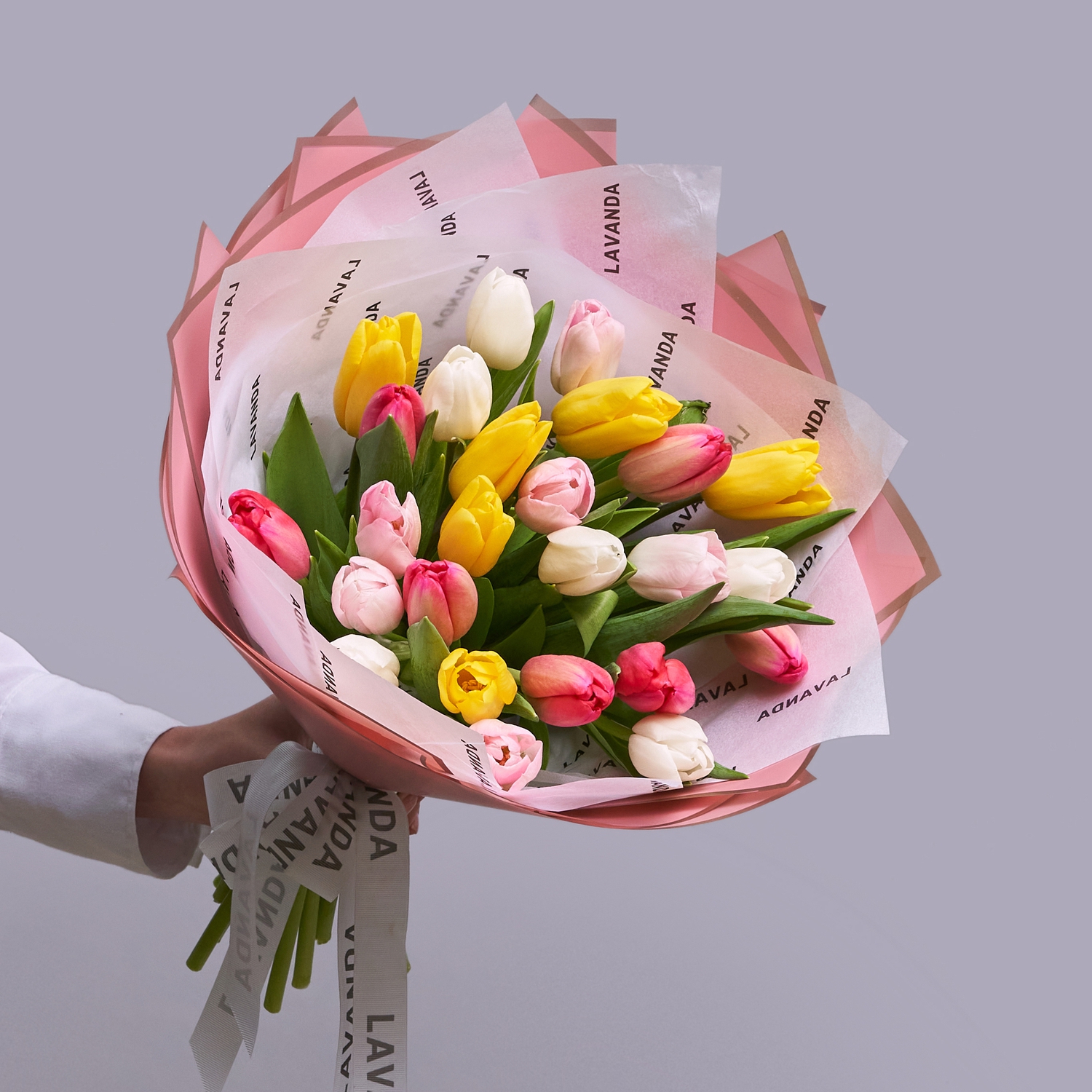25 ярких тюльпанов в стильной упаковке