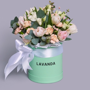 Зеленая коробочка с тюльпанами, диантусами, эустомами и эвкалиптом