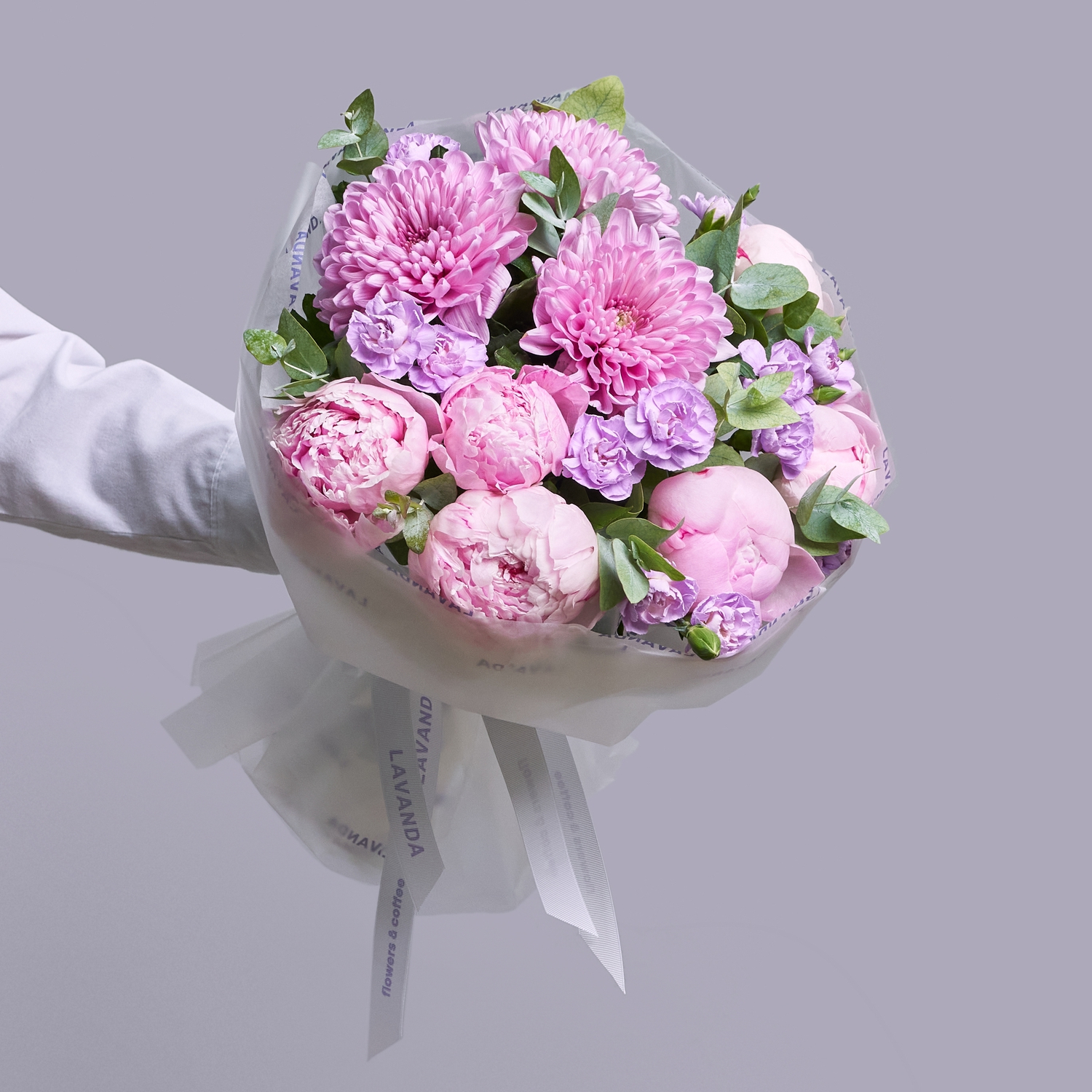 Фиолетовые и розовые диантусы, хризантемы и розовые пионы