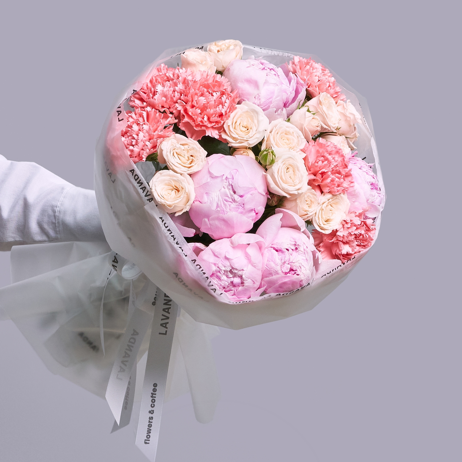 Воздушный розовый букетик пионов, роз и диантусов