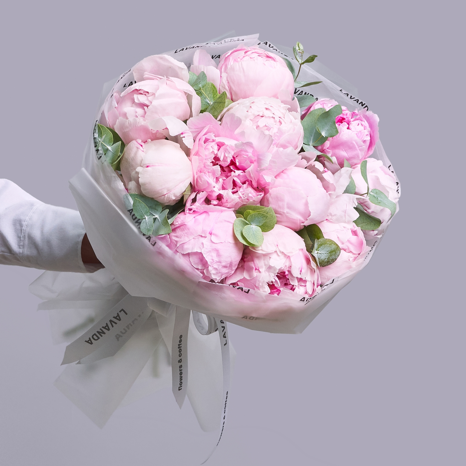 Букет розовых пионов в матовой упаковке