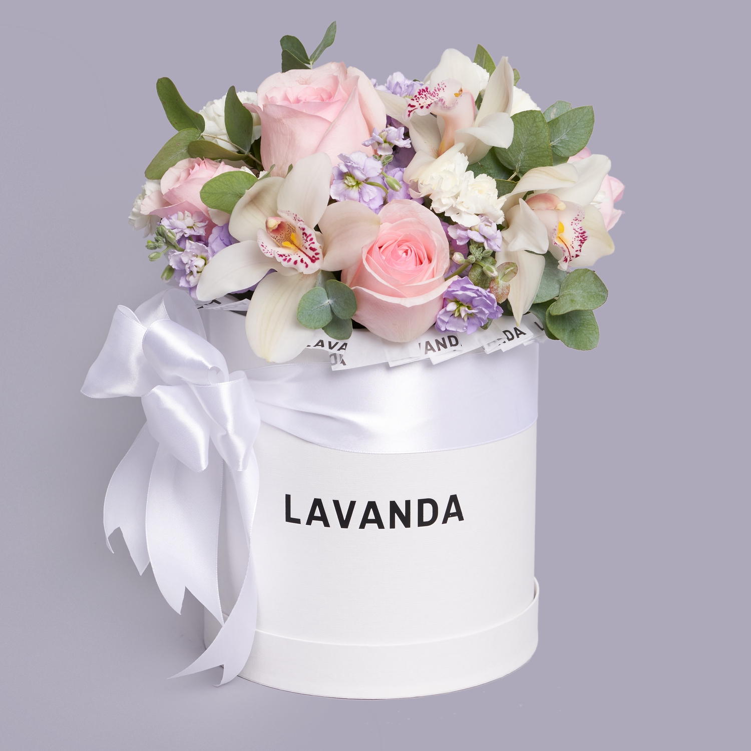Белая коробочка нежных маттиол, роз и орхидей