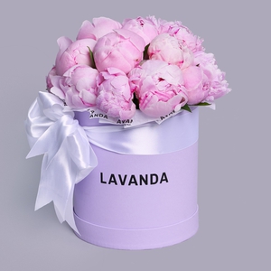 Розовые пионы в фиолетовой шляпной коробке