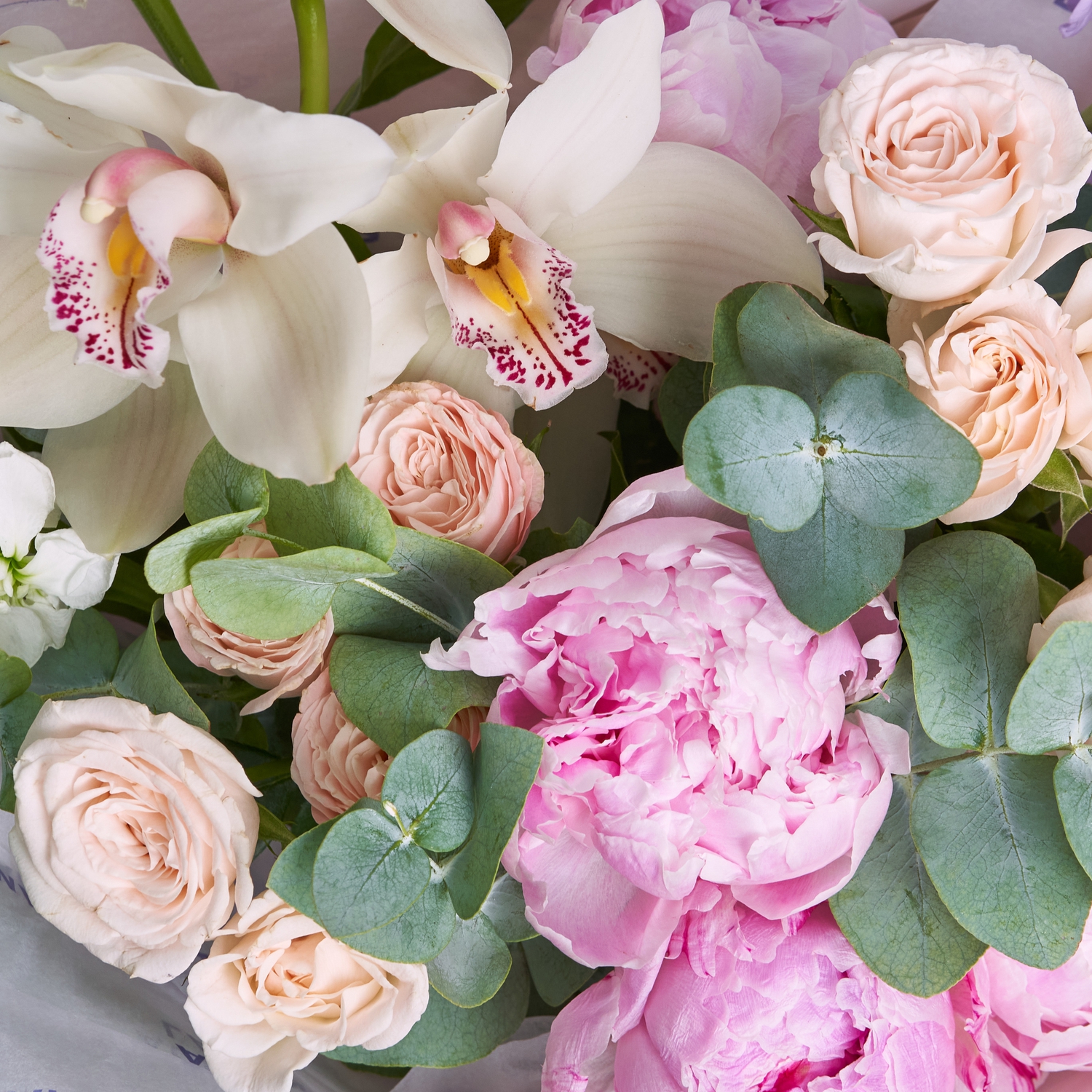 Букет розовых пионов с маттиолами, розами и орхидеями