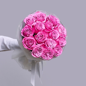 Букет розовых роз в белой упаковке