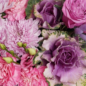 Розово-фиолетовый букет диантусов, роз, эустом и брасик