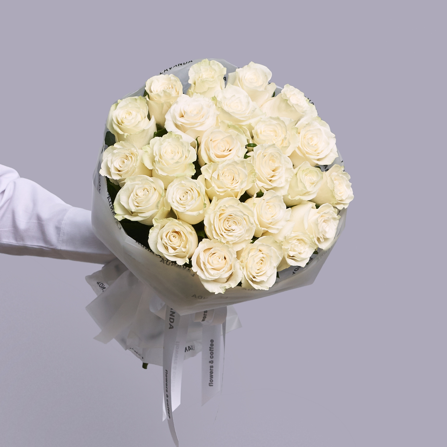Букет белых роз в белой упаковке