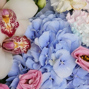 Букет с голубой гортензией, белыми орхидеями и розовыми розами