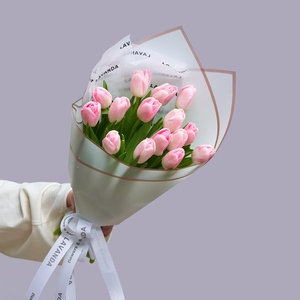 15 розовых тюльпанов в матовой пленке