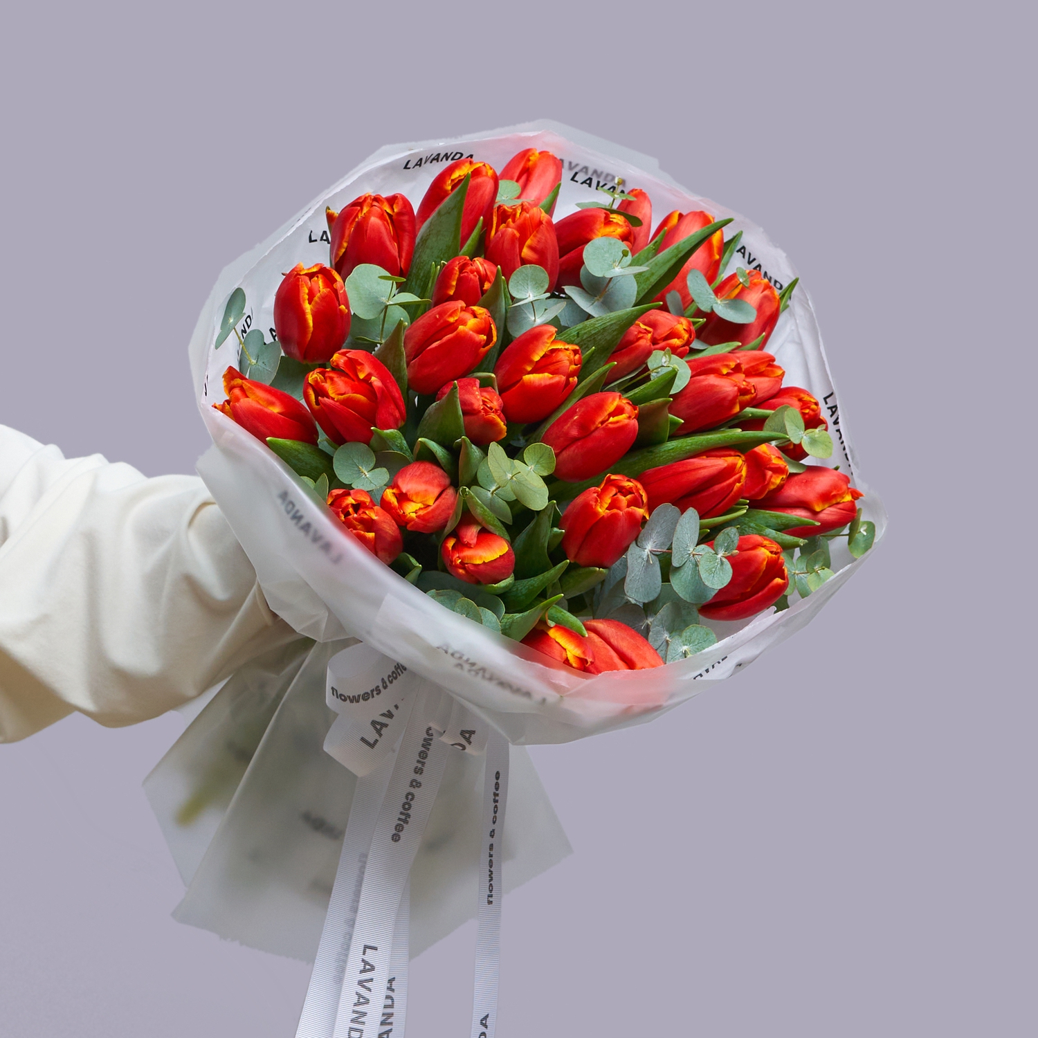 Яркий букет красных тюльпанов
